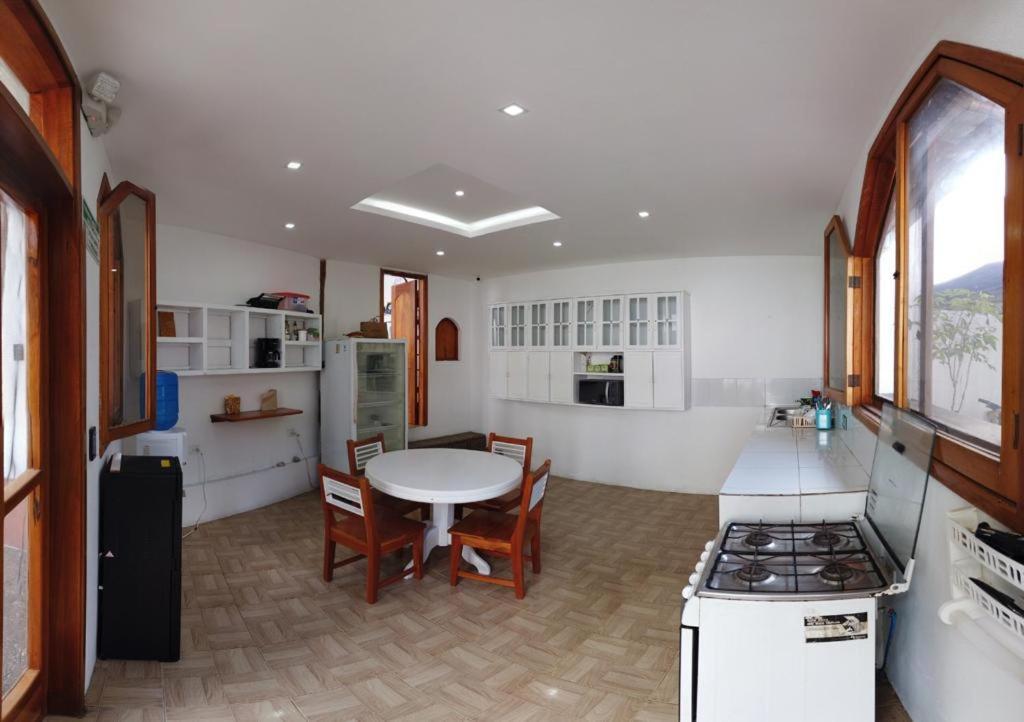 Hostal White House Galapagos Puerto Ayora  Εξωτερικό φωτογραφία
