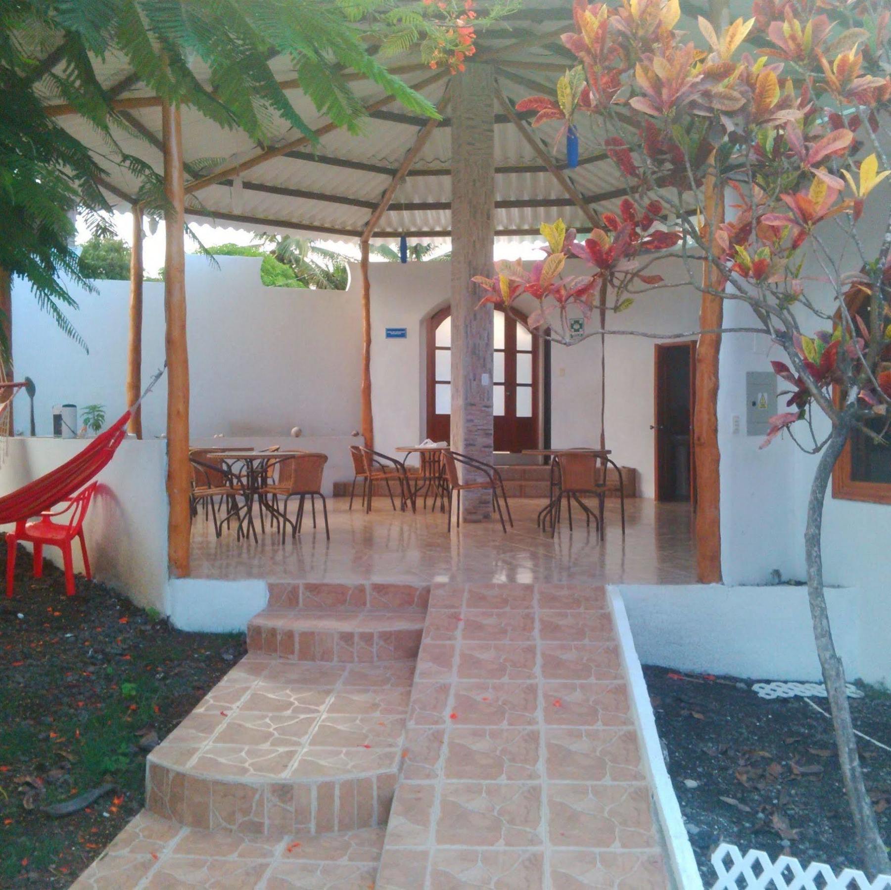 Hostal White House Galapagos Puerto Ayora  Εξωτερικό φωτογραφία